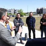  Fotografía cedida por La Moncloa que muestra al presidente del Gobierno, Pedro Sánchez (i), mientras mantiene un encuentro con un grupo de jóvenes para hablar sobre vivienda pública hoy, en Leganés, Comunidad de Madrid (España).