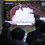 La televisión de Seúl muestra el lanzamiento del último misil de Corea del Norte