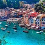 Solo 500 personas viven en Portofino, pero miles de turistas visitan la ciudad cada año