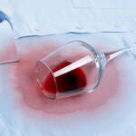 Mancha de vino sobre una camisa