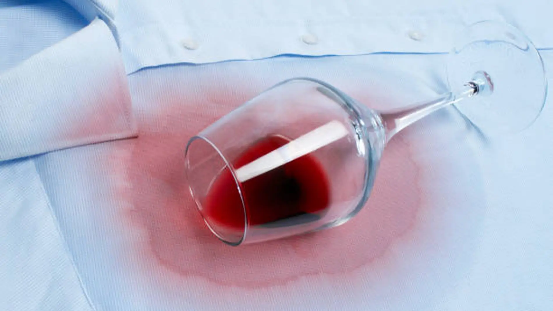 Mancha de vino sobre una camisa