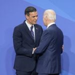 Pedro Sánchez y Joe Biden durante la reunión de la cumbre de la OTAN que se celebra en el recinto de Ifema, en Madrid.