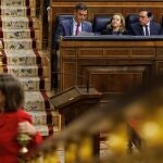 El presidente del Gobierno, Pedro Sánchez; la vicepresidenta primera y ministra de Asuntos Económicos y Transformación Digital, Nadia Calviño y el ministro de Asuntos Exteriores, Unión Europea y Cooperación, José Manuel Albares, durante la intervención de Cuca Gamarra, en la sesión plenaria del Congreso de los Diputados.