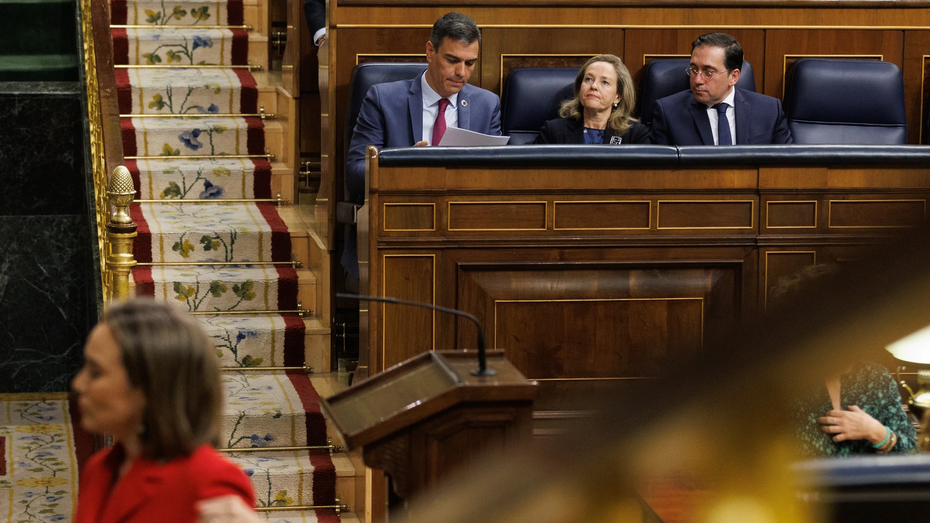 El presidente del Gobierno, Pedro Sánchez; la vicepresidenta primera y ministra de Asuntos Económicos y Transformación Digital, Nadia Calviño y el ministro de Asuntos Exteriores, Unión Europea y Cooperación, José Manuel Albares, durante la intervención de Cuca Gamarra, en la sesión plenaria del Congreso de los Diputados.