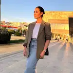 Vicky Martín Berrocal con falda vaquera y zapatillas cómodas.