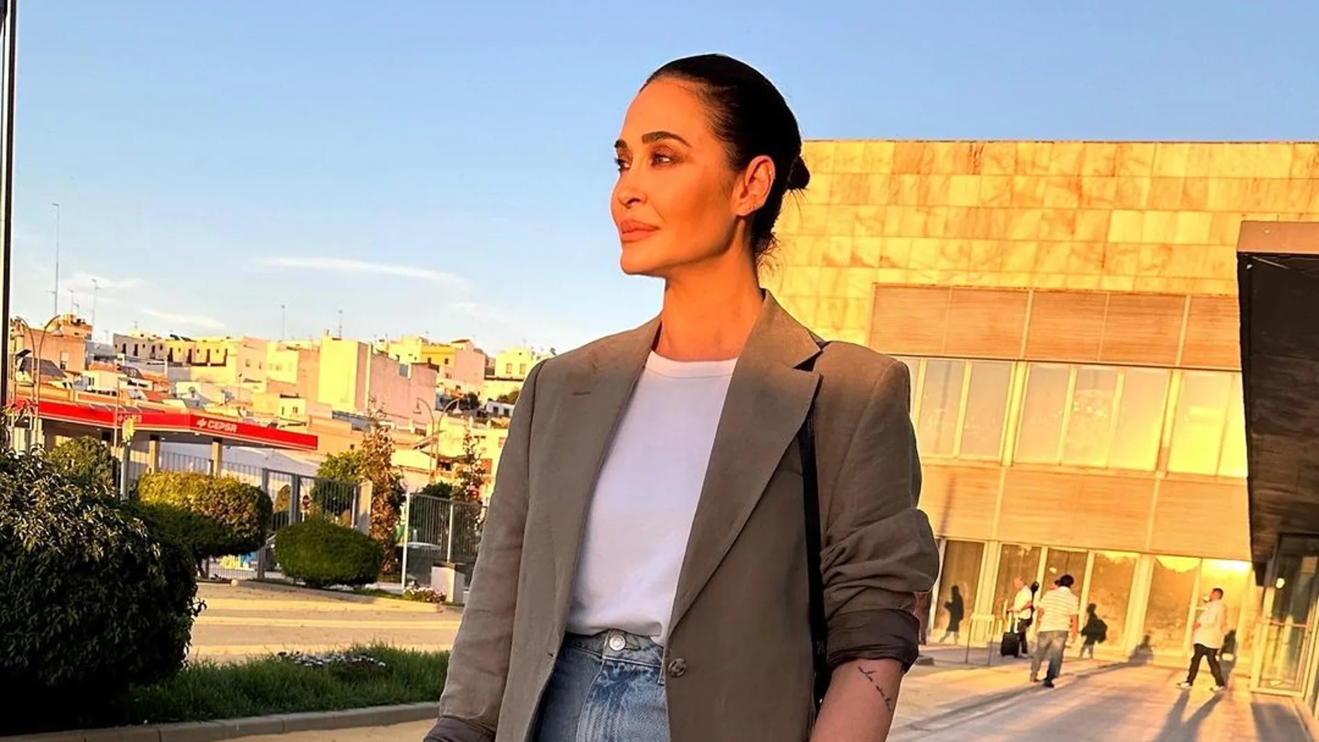 Vicky Martín Berrocal con falda vaquera y zapatillas cómodas.