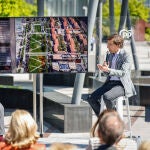 El alcalde de Madrid, José Luis Martínez-Almeida, explica el proyecto de soterramiento del tramo final del Paseo de la Castellana junto al presidente de la asociación Madrid Capital Mundial de la Ingeniería, David Justo, este miércoles en el Paseo de la Castellana a la altura de las cuatro torres.