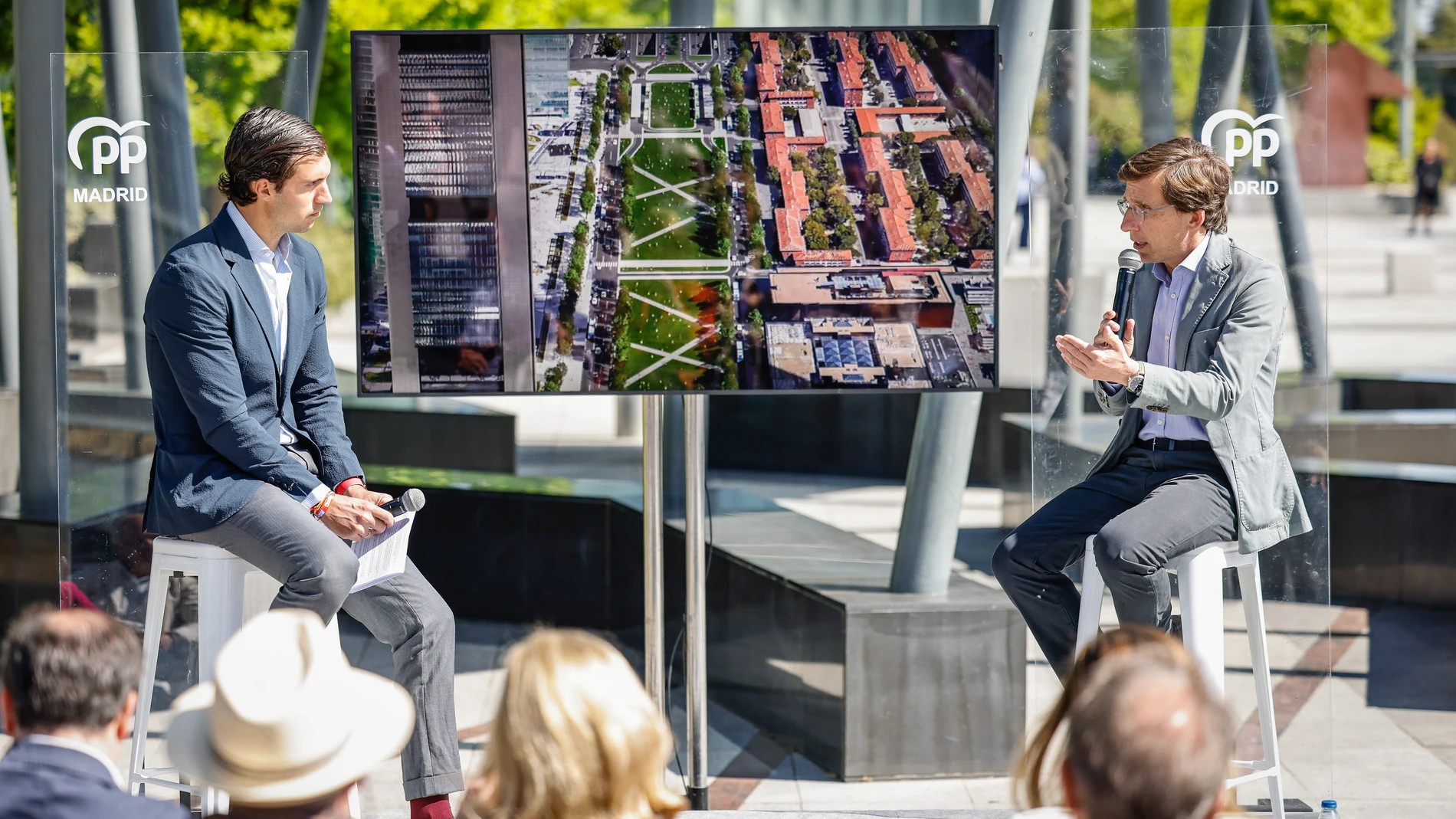 El alcalde de Madrid, José Luis Martínez-Almeida, explica el proyecto de soterramiento del tramo final del Paseo de la Castellana junto al presidente de la asociación Madrid Capital Mundial de la Ingeniería, David Justo, este miércoles en el Paseo de la Castellana a la altura de las cuatro torres.