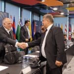 Tebas y Laporta se saludan antes de empezar la Asamblea