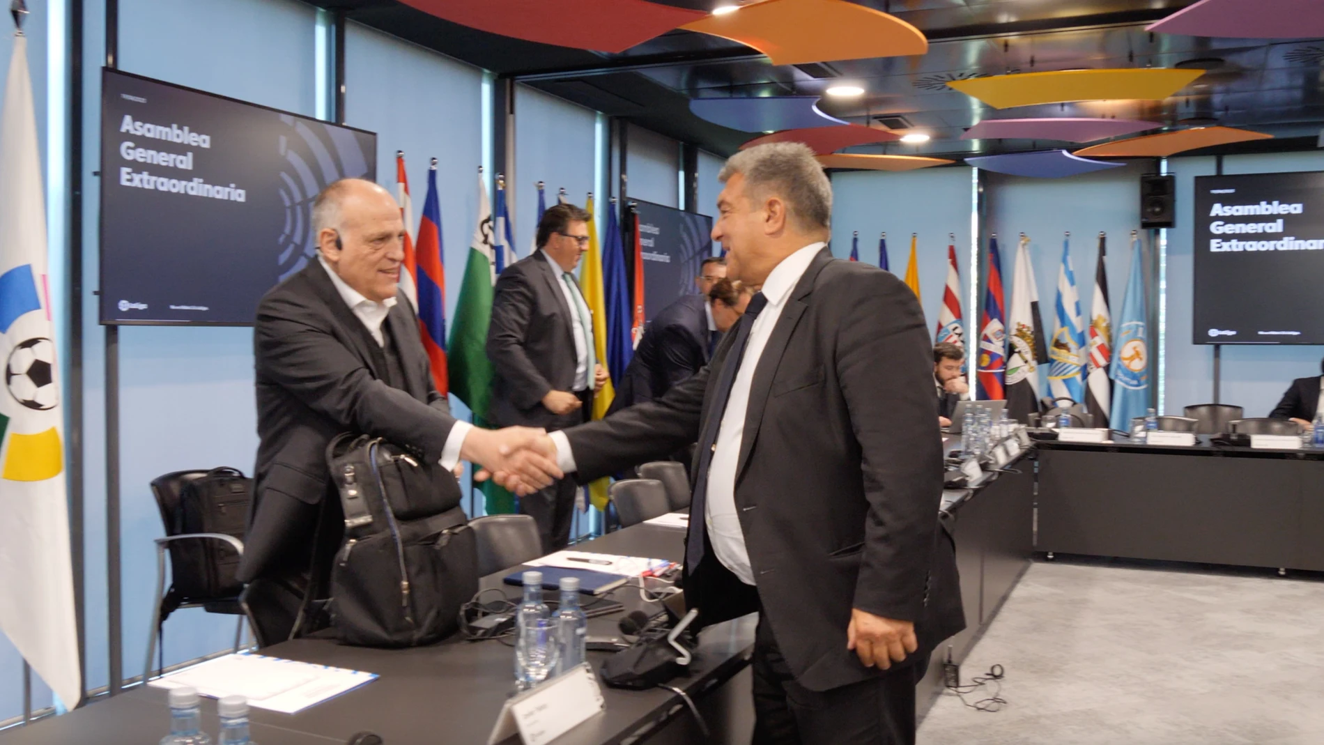 Tebas y Laporta se saludan antes de empezar la Asamblea
