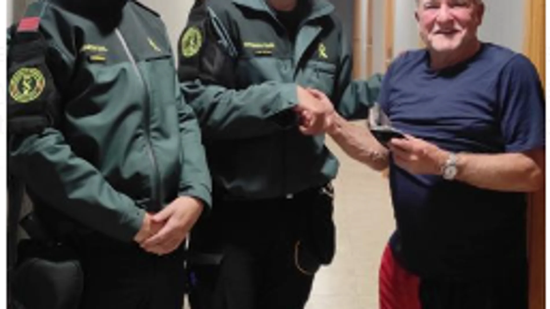 Los agentes, en el momento de devolver la cartera al peregrino australiano