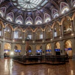 Economía/Bolsa.- El Ibex 35 cae un 0,4% al cierre, pero mantiene la cota de los 9.400 enteros