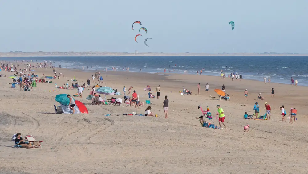 Poca afluencia de personas en la playa durante el fin de semana de la Romería del Rocio en la Playa de Matalascanas . 23 de mayo de 2021 en Almonte, Huelva, España. 2021;PLAYA;VERANO;MATALASCANAS