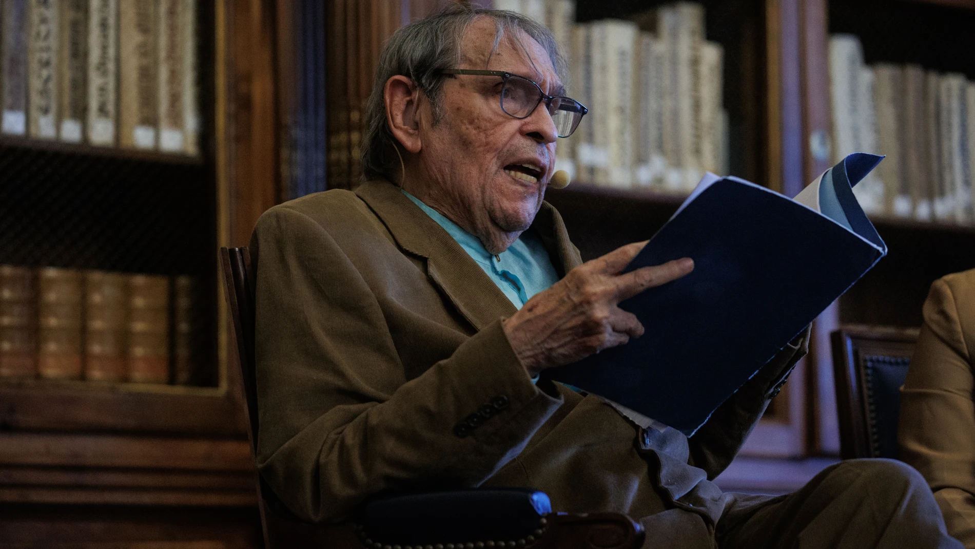 El escritor venezolano Rafael Cadenas, Premio Cervantes 2022, durante una rueda de prensa, en la sede de la Biblioteca Nacional de España, a 20 de abril de 2023, en Madrid (España). El 17 de abril comenzaron las actividades del Ministerio de Cultura y Deporte para la Semana Cervantina, que rodean la conmemoración del Día Mundial del Libro y del Derecho de Autor y que este año tienen como protagonista al poeta venezolano Rafael Cadenas, quien el lunes 24 de abril recibirá el Premio Cervantes 2...
