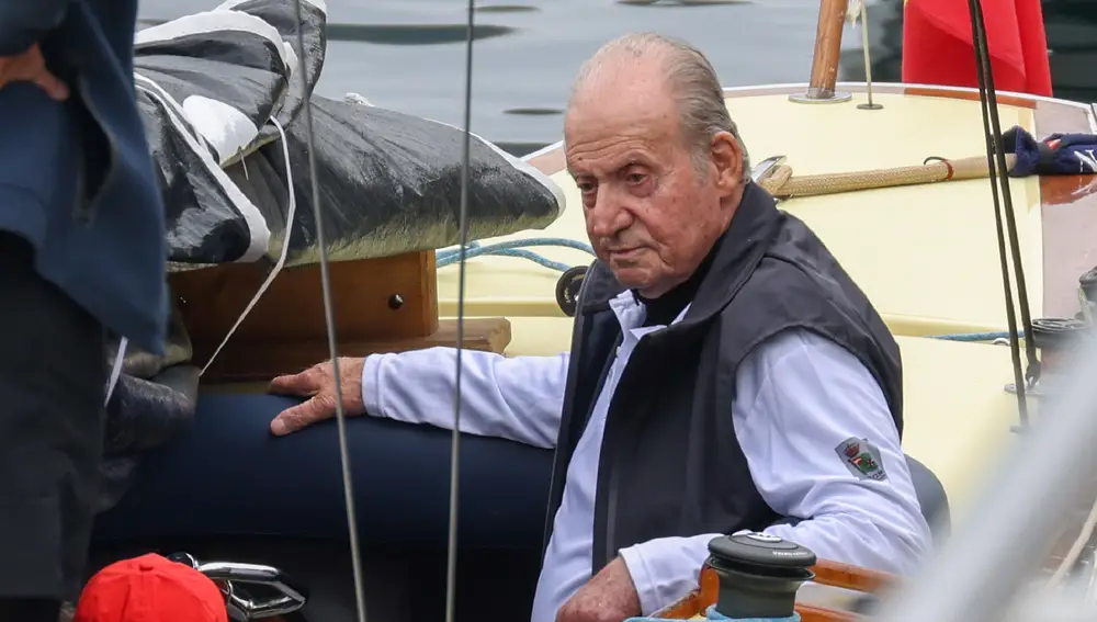 El Rey Juan Carlos I navega a bordo de El Bribón
