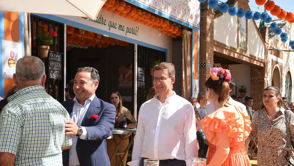 Alberto Núñez Feijóo en una caseta de la Feria de Abril