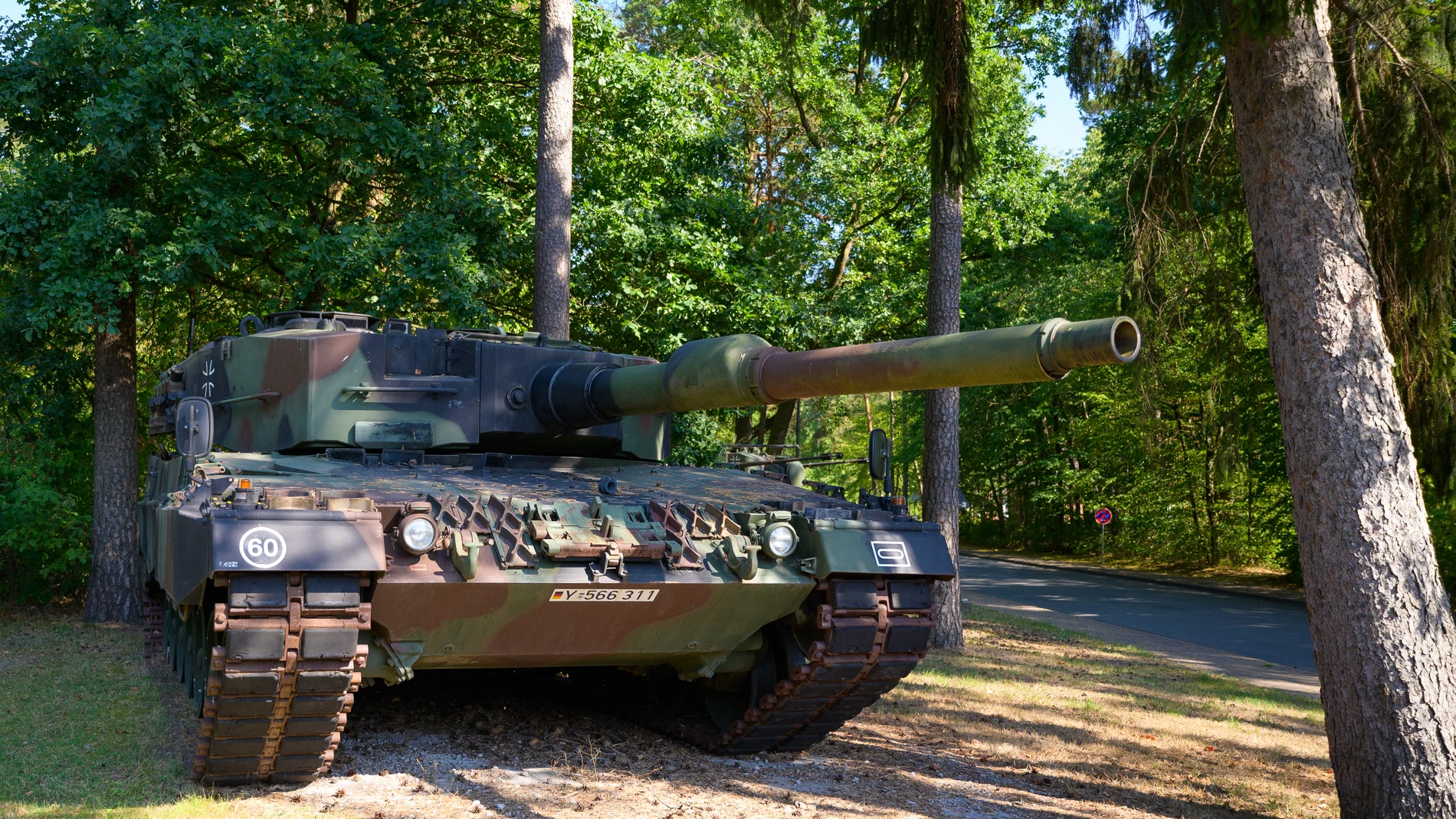 FILED - 24 August 2022, Lower Saxony, Munster: A Bundeswehr Leopard 2A4 main battle tank stands as an exhibit at the entrance to the barracks in Munster. German Chancellor Olaf Scholz has agreed to supply Ukraine with Leopard 2 battle tanks, sources told dpa on Tuesday, after weeks of building pressure on Berlin to offer Kiev heavier weapons. Photo: Philipp Schulze/dpa (Foto de ARCHIVO) 24/08/2022 ONLY FOR USE IN SPAIN