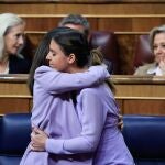 MADRID, 20/04/2023.- La ministra de Derechos Sociales Ione Belarra (i) y su compañera de partido y ministra de Igualdad, Irene Montero (d), durante el pleno celebrado este jueves en el Congreso. 