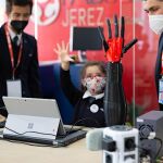 Una alumna muestra su trabajo en la feria de creadores del colegio jerezano