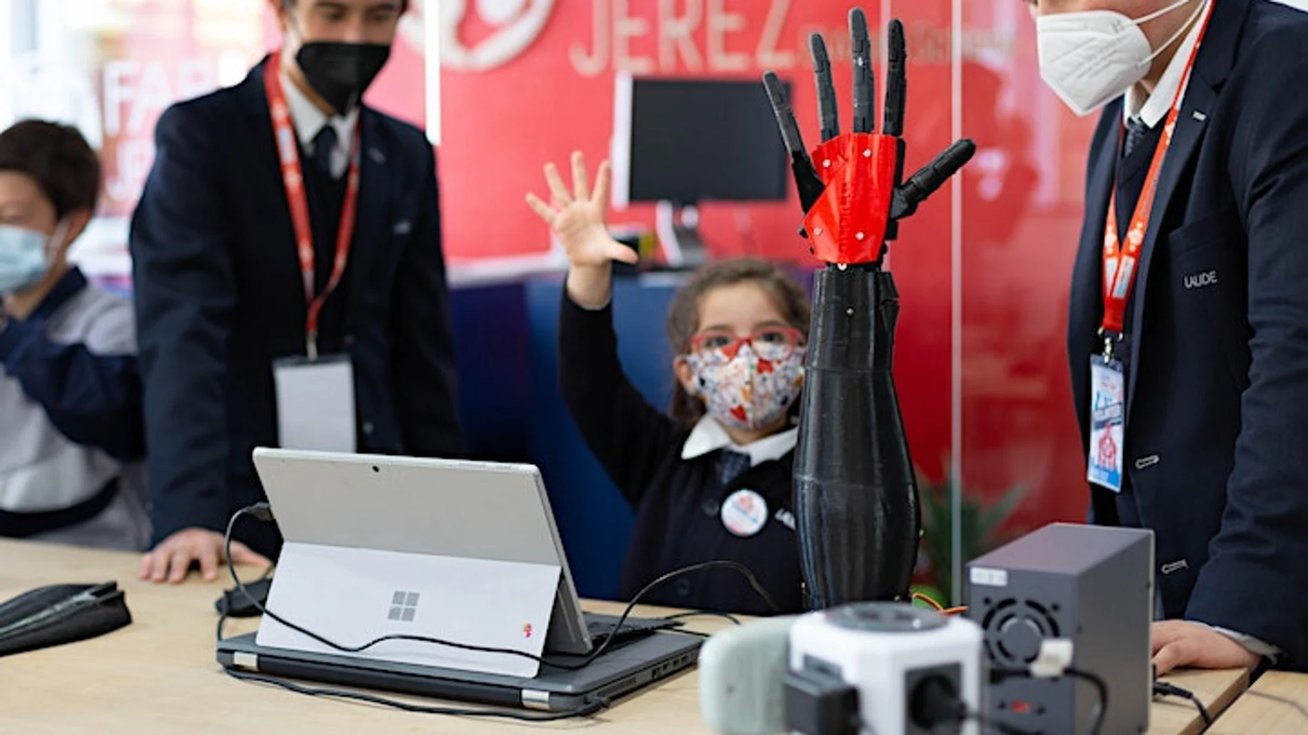 Una alumna muestra su trabajo en la feria de creadores del colegio jerezano