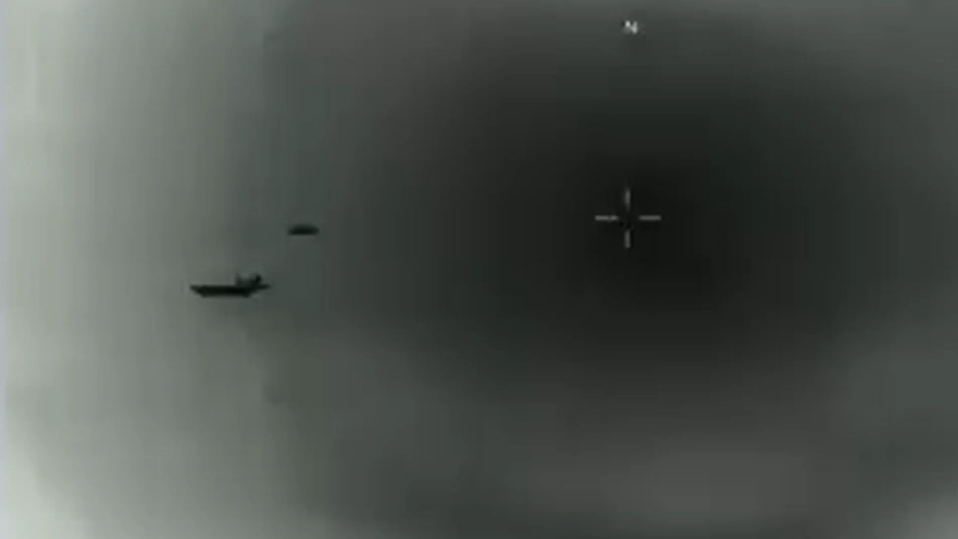 Captura de pantalla de uno de los dos vídeos de objetos no identificados difundidos por el Pentágono