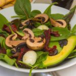 Ensalada rica en vitamina D con huevo duro, champiñón, aguacate y verduras, entre otros ingredientes