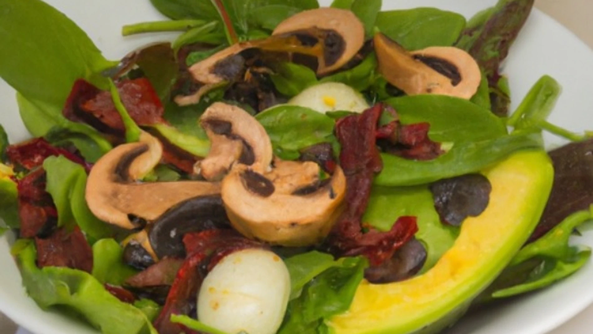 Ensalada rica en vitamina D con huevo duro, champiñón, aguacate y verduras, entre otros ingredientes