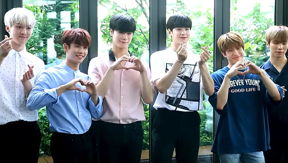 De izquierda a derecha: Yoon San Ha, MJ, Moon Bin, Cha Eun-woo, Jinjin, Rocky