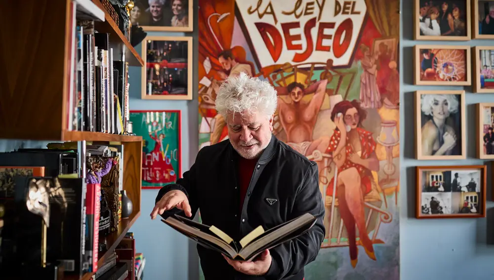 Pedro Almodóvar con uno de sus libros en su despacho de su productora El Deseo