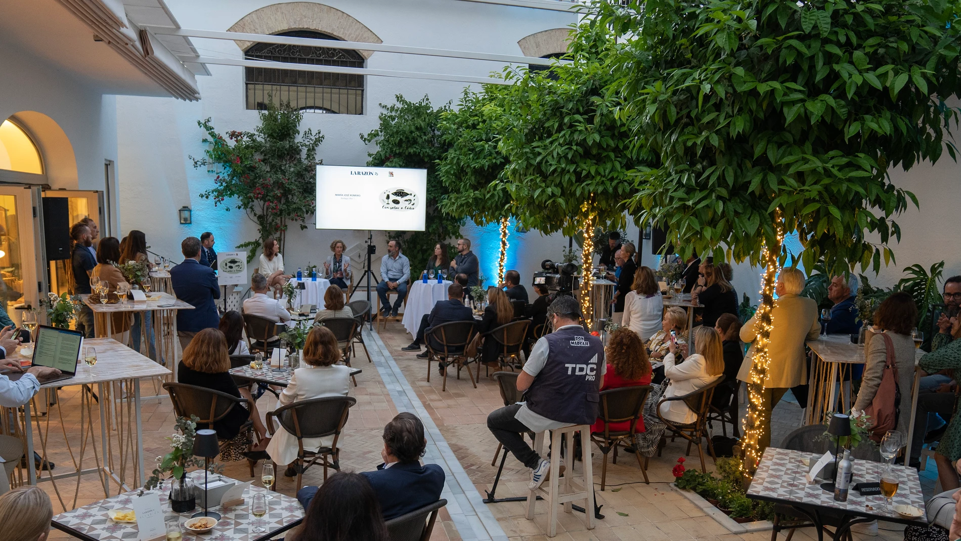 El patio del Hotel Albariza acoge el evento gastronómico de LA RAZÓN en Sanlúcar