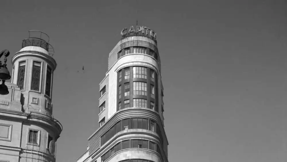El edificio Carrión, conocido también como el "edificio Capitol", en una imagen tomada entre 1950 y 1955 del Archivo Regional de la Comunidad de Madrid.