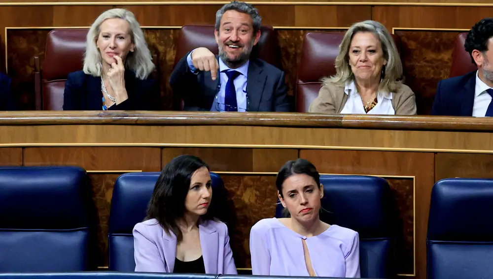 La secretaria general de Podemos y ministra de Derechos Sociales y Agenda 2030, Ione Belarra (i) y la ministra de Igualdad, Irene Montero