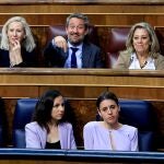 La secretaria general de Podemos y ministra de Derechos Sociales y Agenda 2030, Ione Belarra (i) y la ministra de Igualdad, Irene Montero 