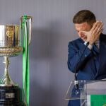 El capitán del Real Betis, Joaquín Sánchez, emocionado en el acto de despedida que se le ha hecho este jueves en la ciudad deportiva del club tras anunciar ayer su retirada a los 41 años como futbolista profesional al final de esta temporada cuando acaba su contrato. EFE/ Julio Muñoz