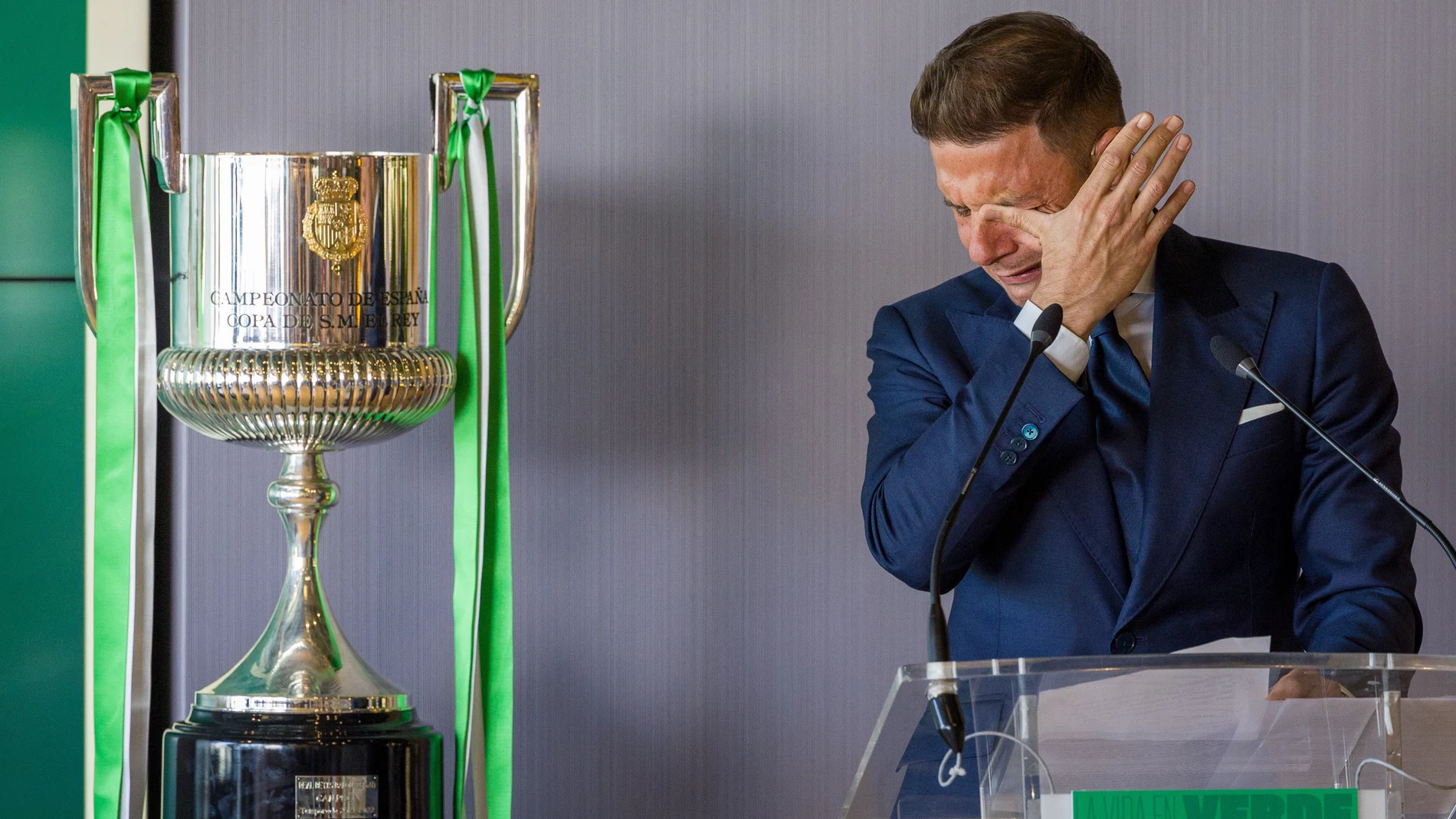 El capitán del Real Betis, Joaquín Sánchez, emocionado en el acto de despedida que se le ha hecho este jueves en la ciudad deportiva del club tras anunciar ayer su retirada a los 41 años como futbolista profesional al final de esta temporada cuando acaba su contrato. EFE/ Julio Muñoz