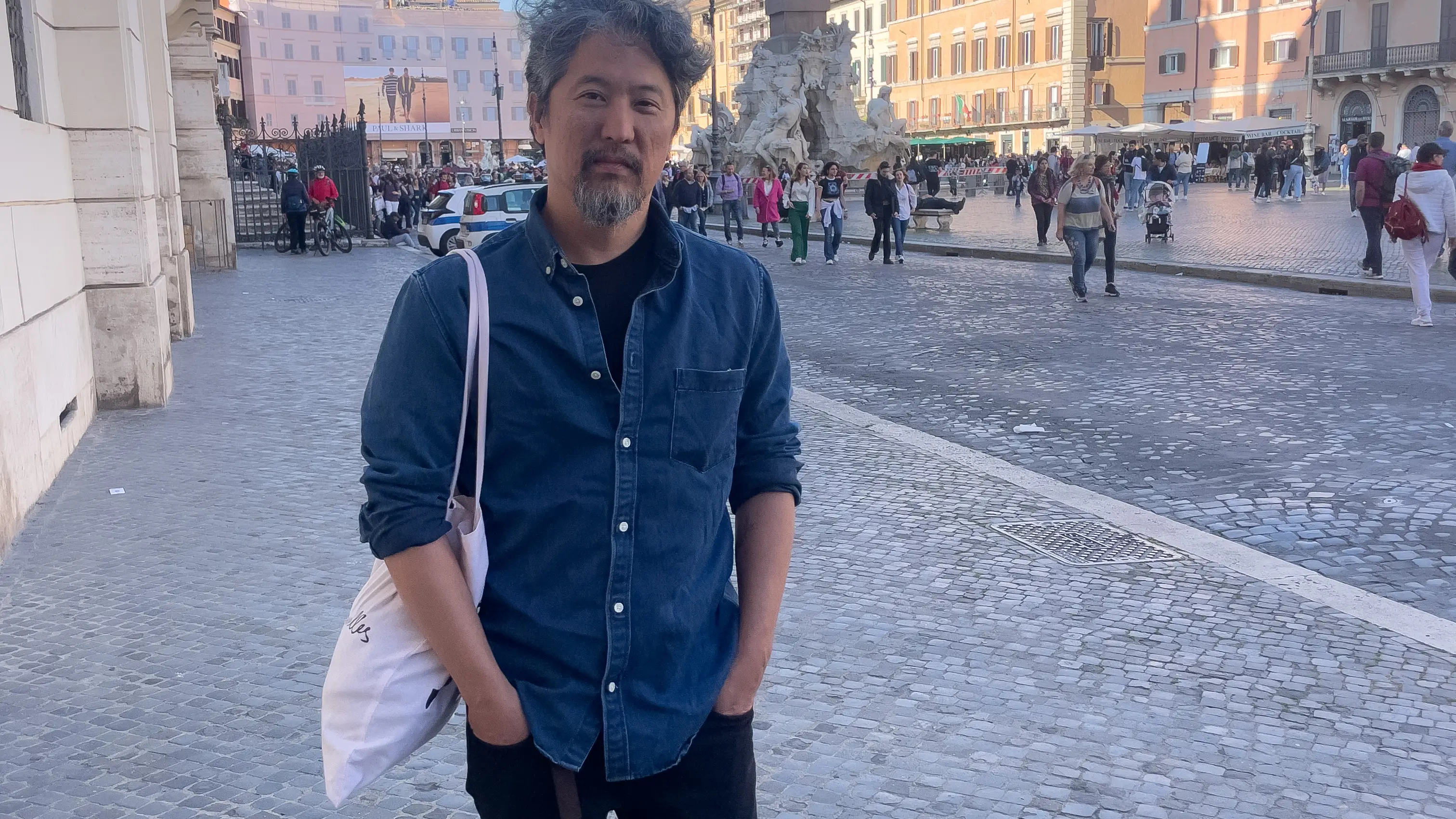 André Komatsu en la Piazza Navona de Roma. Centro Cultural Brasil 
