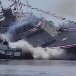 Momento en el que el barco USS Cleveland se echa sobre un remolcador en la botadura del primero