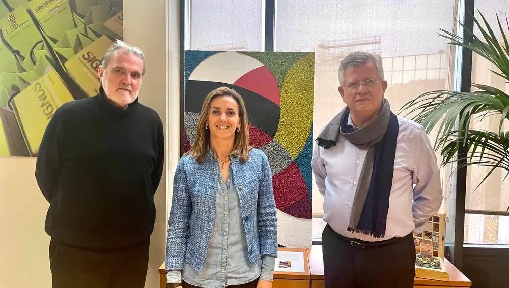 De izquierda a derecha, Miguel Ángel Ivarato, director de Traductores del Viento, Isabel Rivadulla, directora de Comunicación de Signus y Gabriel Leal, director general de Signus.