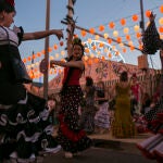 La Feria de Sevilla comienza con la cena del 'pescaíto' y el 'alumbrao'