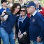 La presidenta de la Comunidad de Madrid y presidenta del Partido Popular (PP) de la Comunidad madrileña, Isabel Díaz Ayuso, se fotografía con simpatizantes de su partido en un acto de precampaña del PP, en la plaza de la Comunidad de Madrid, a 15 de abril de 2023, en Leganés, Madrid (España). Durante el acto se han presentado a los candidatos del PP del sur de Madrid para las próximas elecciones municipales del 28 de mayo