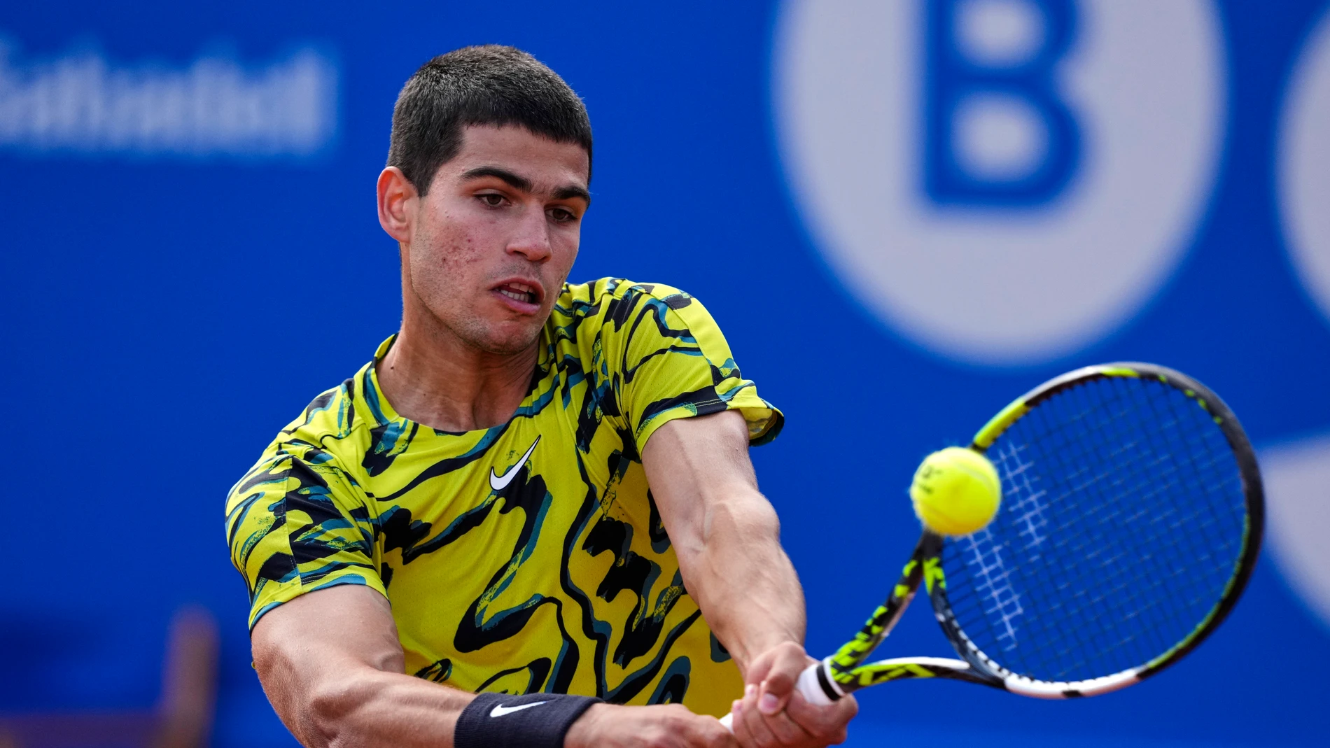 BARCELONA, 22/04/2023.- El tenista español Carlos Alcaraz golpea la bola durante la semifinal del Barcelona Open-Trofeo Conde de Godó disputada ante el británico Daniel Evans tras la semifinal este sábado en Barcelona. EFE/Alejandro García
