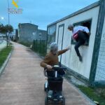 Un momento del atraco, que fue evitado por el guardia civil