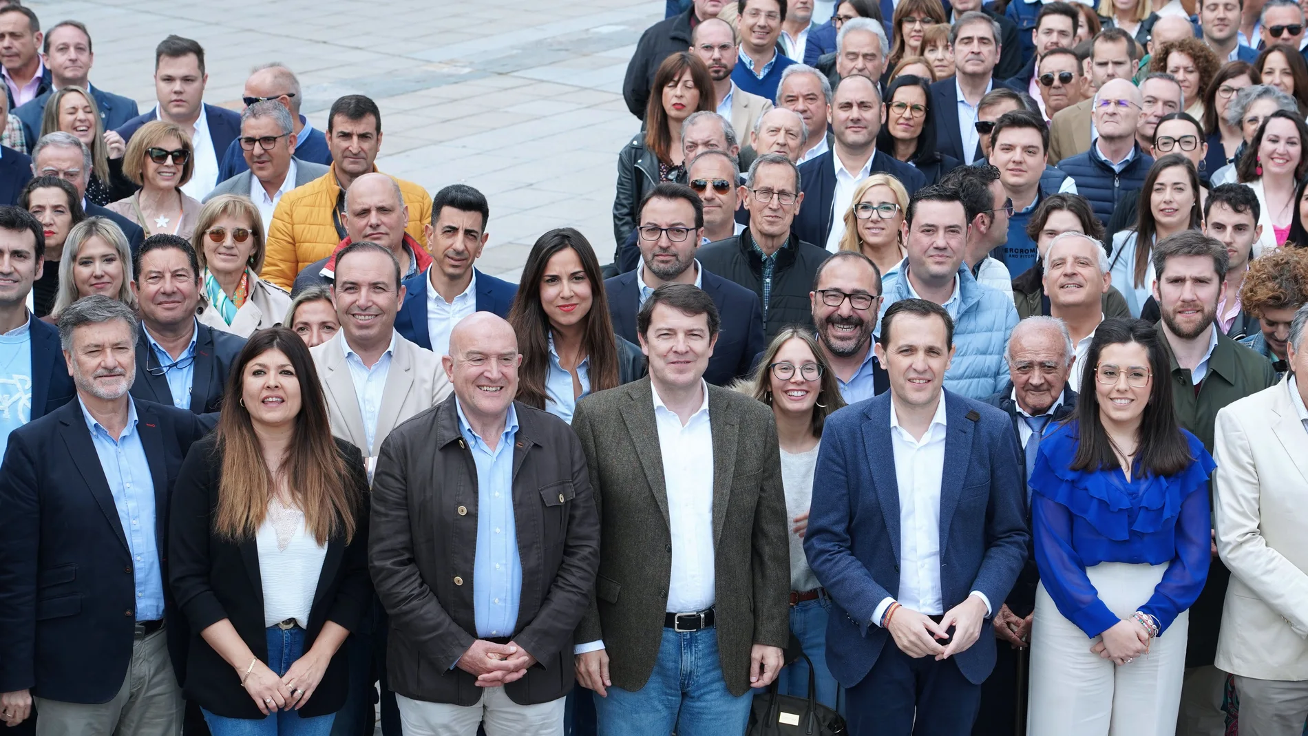Foto de familia de Mañueco con los candidatos del PP en la provincia de Valladolid