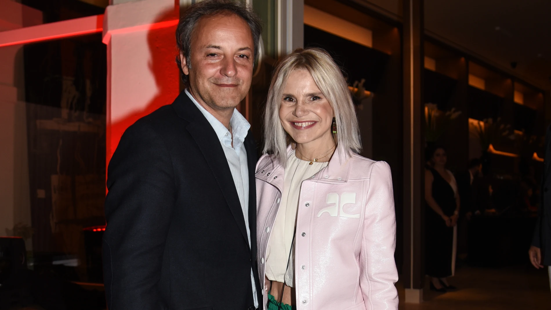 Eugenia Martínez de Irujo con falda maxi verde y Tana Rivera con un 'total look' gris de lo más en tendencia: dos looks perfectos para dar inicio a la Feria de Abril