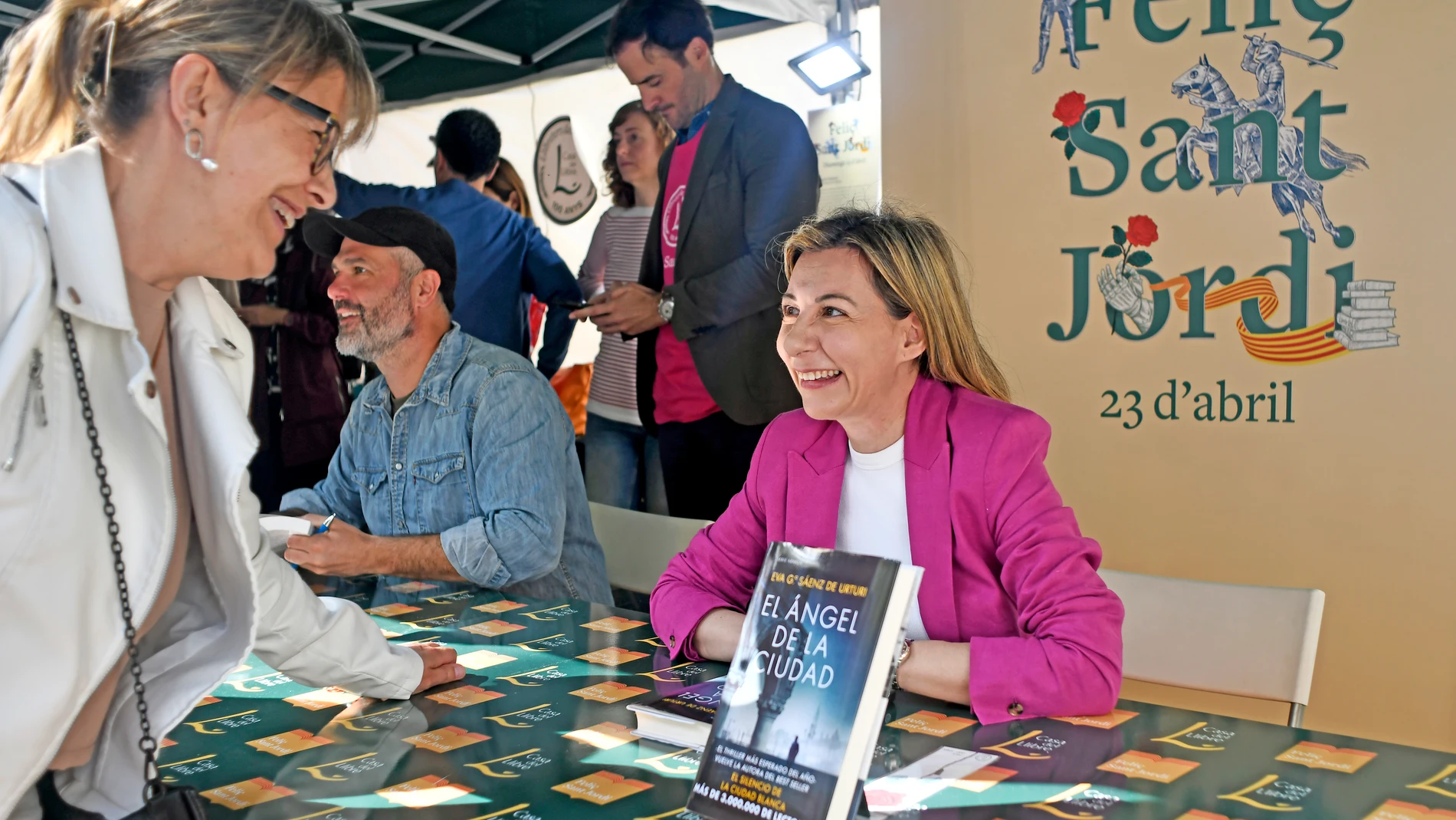 La escritora Eva García Sáenz de Urturi, en Sant Jordi