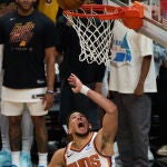 Devin Booker anota una bandeja