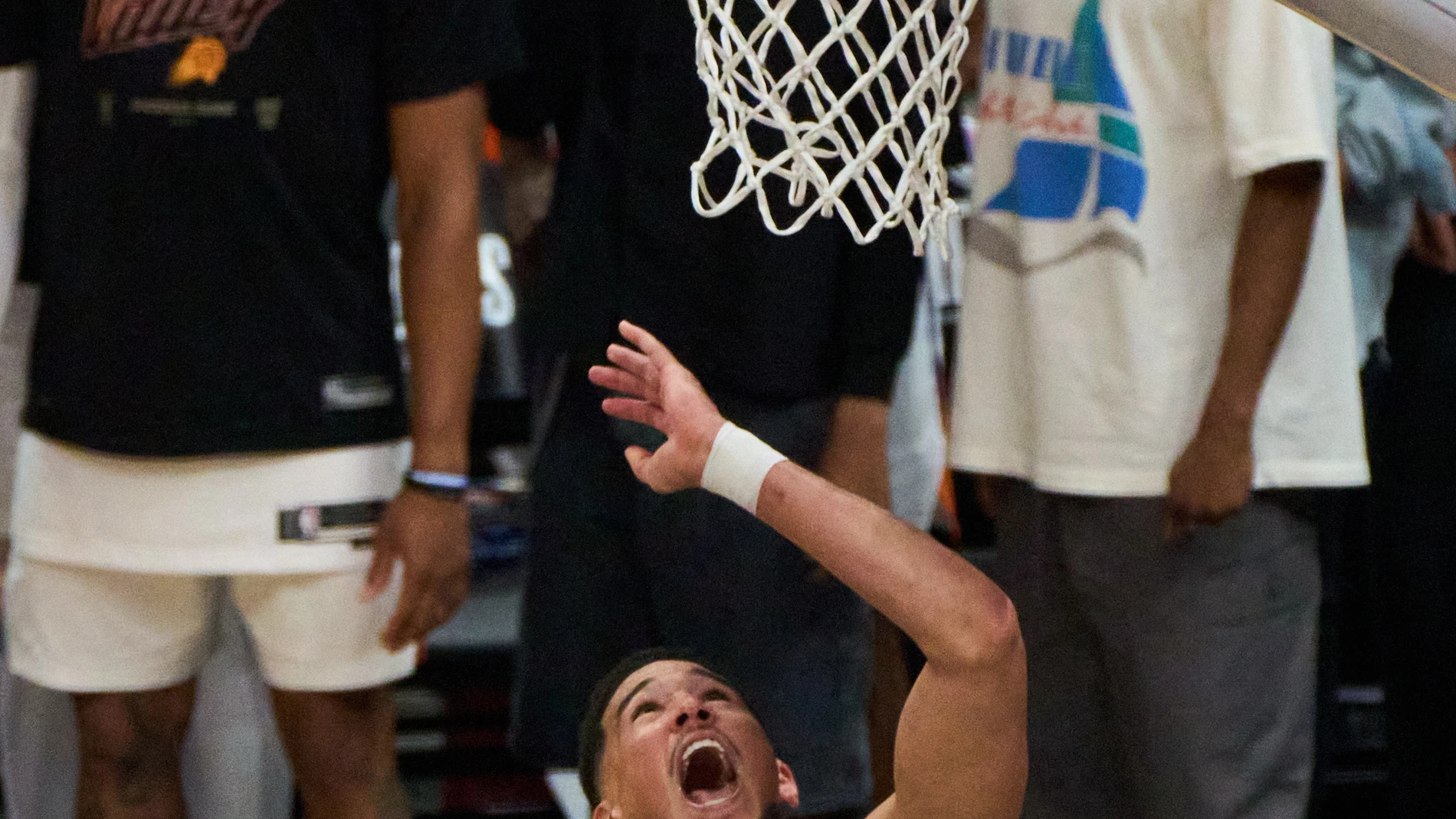 Devin Booker anota una bandeja