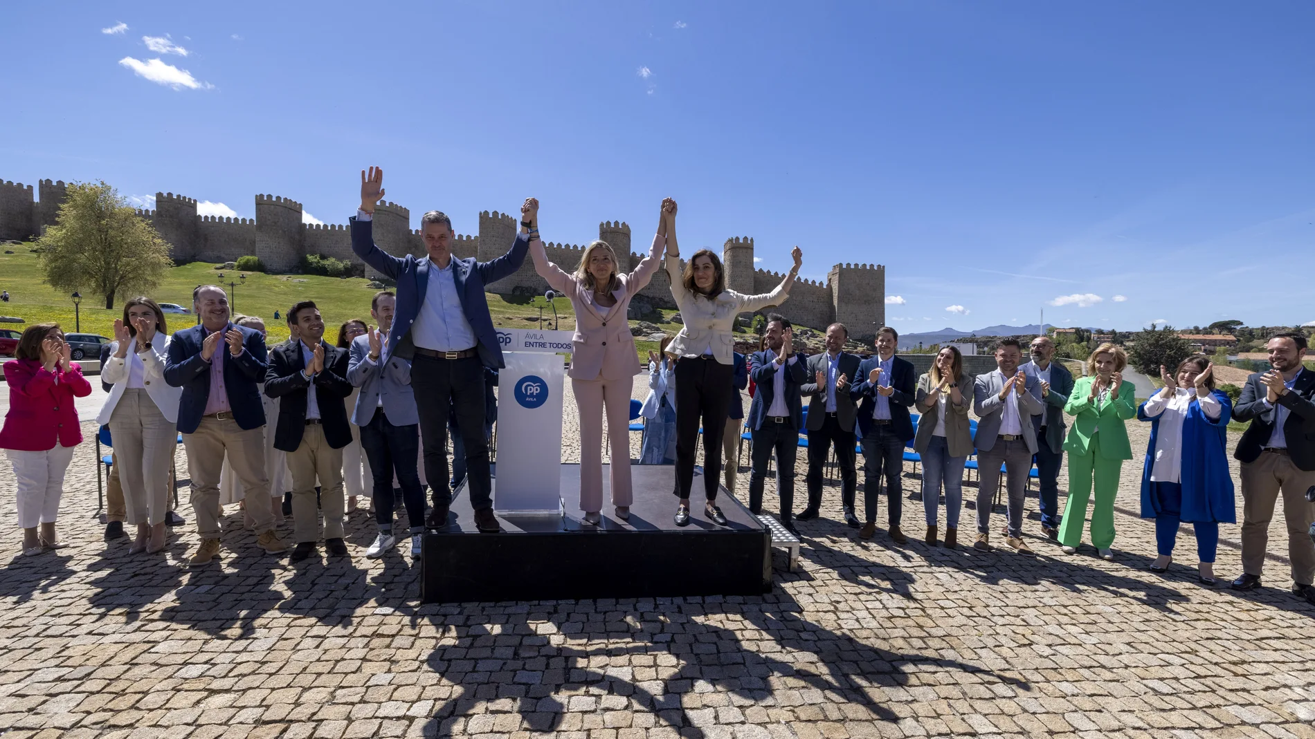 Alicia García presenta a su equipo con las murallas de Ávila al fondo