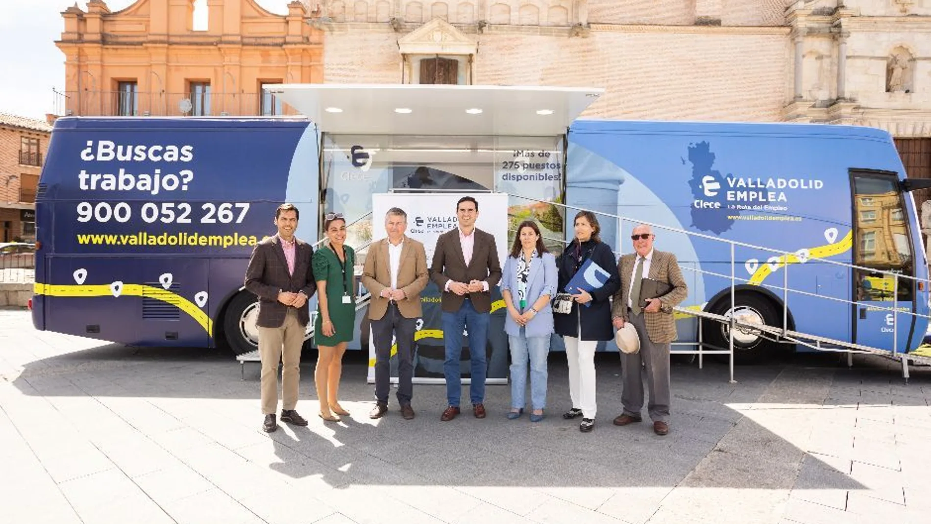 El alcalde de Medina del Campo, Guzmán Gómez, junto al autobús de Clece