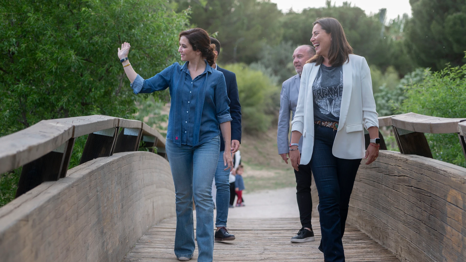 La presidenta de la Comunidad de Madrid y del Partido Popular de Madrid, Isabel Díaz Ayuso (d), y la candidata del PP a la Alcaldía de Arroyomolinos, Ana Millán Arroyo (i), durante un encuentro con afiliados, en el Pinar de Arroyomolinos, a 24 de abril de 2023, en Arroyomolinos, Madrid (España). Ayuso ha visitado hoy Arroyomolinos, donde ha visitado Atlantis Aquarium y ha recorrido el Pinar. Tras ello, la presidenta de la Comunidad de Madrid se ha reunido con afiliados con motivo de las elecciones municipales del próximo 28M.24 ABRIL 2023;PRECAMPAÑA;POLÍTICA;Alberto Ortega / Europa Press24/04/2023